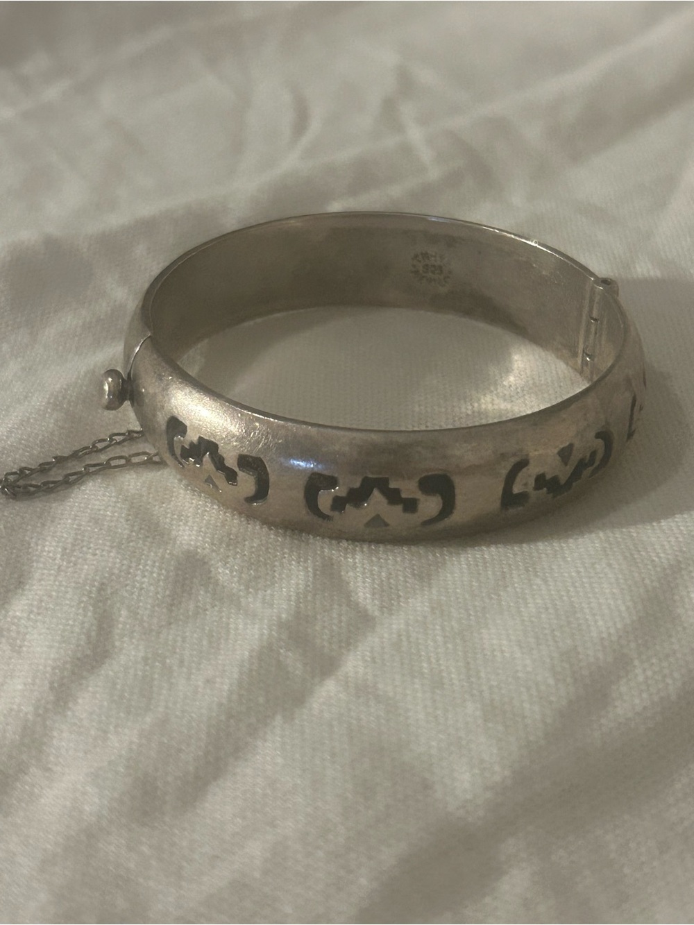 VINTAGE MEXICAN STERLING SILVER Taxco SHADOWBOX PIERCED CUT OUT BANGLE BRACELET